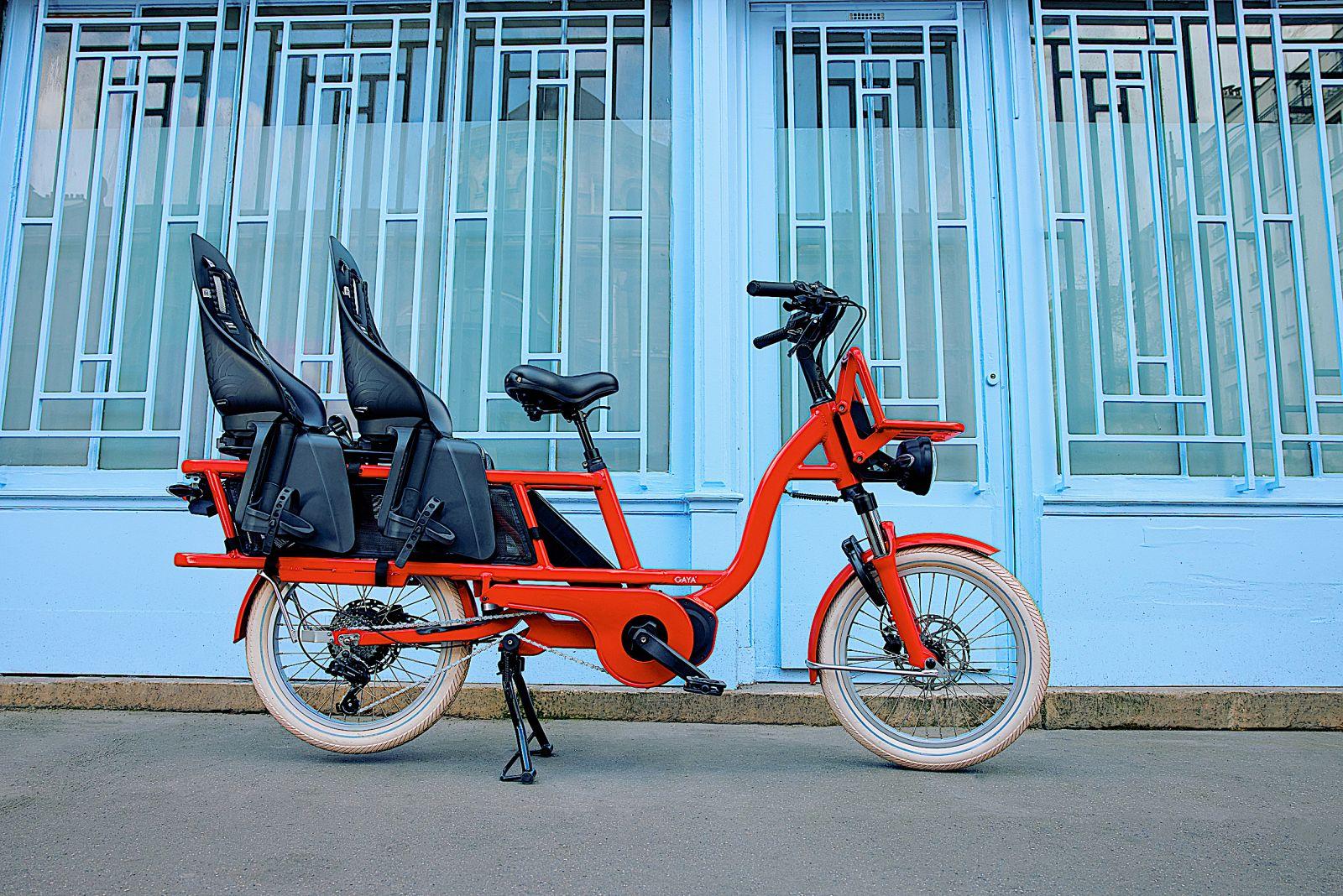 Un vélo électrique cargo long de la marque gaya